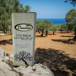 Huile d’olive extra vierge DENDRES de Crète Huile d’olive extra vierge de Crète par DENDRES, photographiée dans une oliveraie avec vue sur la mer